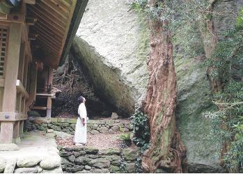 画像：島を守る宗像大社の神職