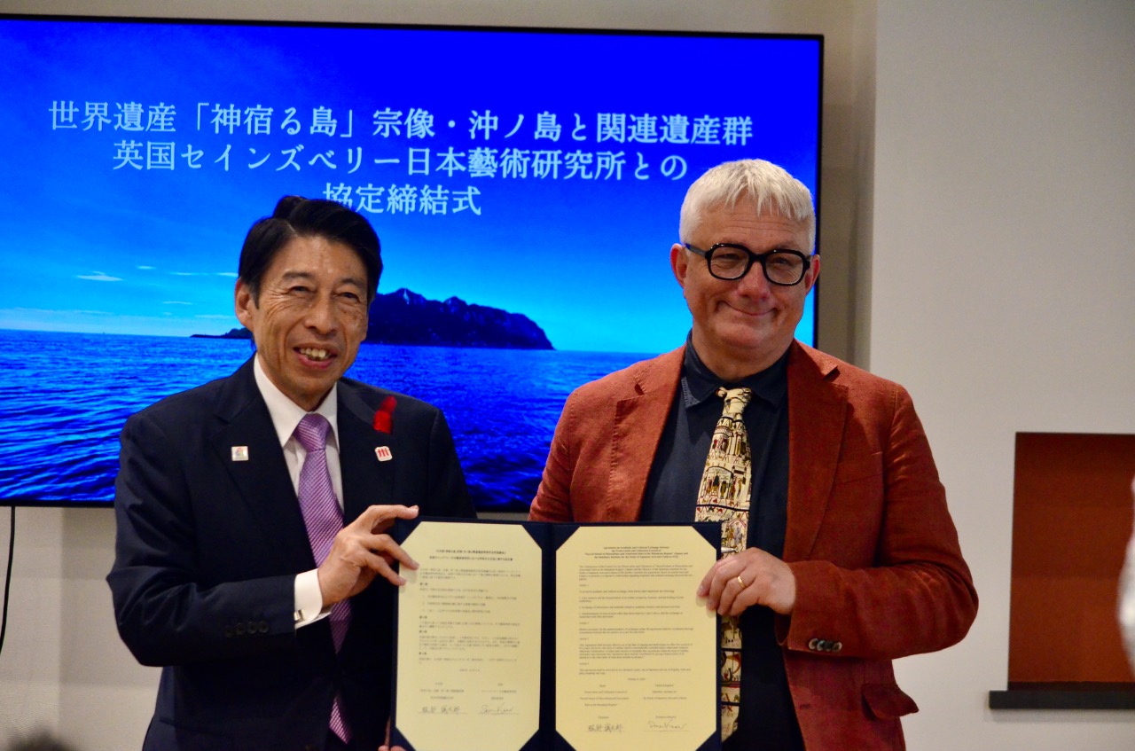 （写真）協定締結式の様子（左：知事　右：サイモン・ケイナー氏）